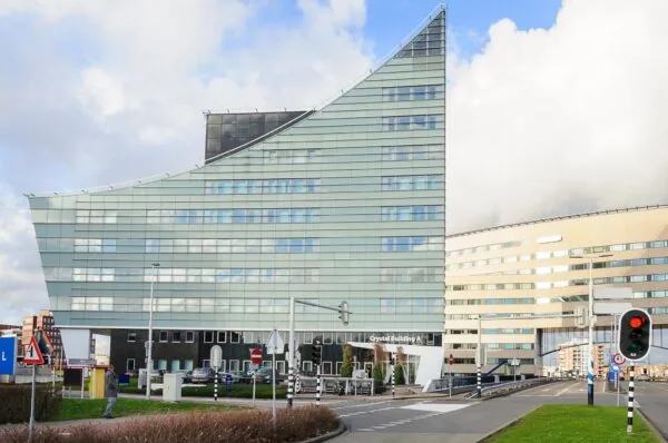 Modern kantoorgebouw Crystal Building A aan het Rivium Boulevard met opvallende schuine architectuur.